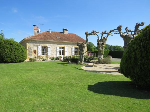 (Dép.40 LANDES) Ancien presbytère en galets de l' Adour entièrement rénové avec gout et matériaux de qualité entre Aire-sur-l’Adour et Garlin.
Situé dans un environnement paisible face aux Pyrénées, cet ancien presbytère datant de 1900 saura vous séduire par ses beaux volumes, ses murs épais en galets de l'Adour et ses poutres apparentes qui allient le charme de l'ancien et le confort moderne.

Exposée plein sud, la maison se distingue par ses murs épais et son entretien irréprochable.
Elle se compose en Rez de Chaussée d'une belle entrée qui donne le ton avec une cuisine entièrement équipée ouverte sur le salon (ensemble de 80 m²) très lumineux avec accès sur la terrasse, une suite parentale de 28 m² (salle d'eau avec douche italienne, WC et dressing), un grand cellier buanderie et un second WC aux normes PMR.
A l'étage, un palier dessert deux grandes suites parentales de 25 m² et 26 m² (salle d’eau et WC privatifs) et une troisième chambre de 33 m² avec WC  qui en fait un bel espace pour une salle de jeux ou un espace nuit supplémentaire selon vos besoins.

Coté technique, tout y est avec un chauffage par PAC Air/eau (installation récente et sous garantie), une PAC Air/Air (climatisation réversible en RDC), un poêle à bois (14 KW) et une très belle cheminée à foyer ouvert dans le salon, eau chaude sanitaire branchée sur la PAC, fenêtres PVC double vitrage, fibre en place, combles isolés et alarme. Des panneaux solaires de 3 KW sont en place pour l'auto consommation, portes de garages et portail d'entrée à ouverture par commandes électriques.
Très bon DPE gratifié de la lettre C qui témoigne de son efficacité énergétique.

Un garage double avec dépendance, cave et local de chaudière de près de 90 m² complètent ces prestations.
Le terrain propice à la détente de près de 3000 m² clos et arboré avec sa terrasse, places de parking, chenil, terrain de pétanque et un puits sont à disposition.

Cette propriété bénéficie d'un environnement calme et reposant, tout en étant à seulement quelques minutes des commerces et services d'Aire sur Adour et de Garlin.

De plus, l'océan et les montagnes sont accessibles en moins de 1H30 de route, pour un parfait équilibre entre tranquillité et accessibilité.
Accès autoroute A65 à 5 kms et Aéroport de PAU à 30 min

Un véritable coup de cœur pour les amoureux de la campagne, de la vieille pierre et de l'authenticité landaise.

Alors prêt pour une visite !!!!!
Contacter Frédéric (BSK Immobilier) pour vous organiser cela.
