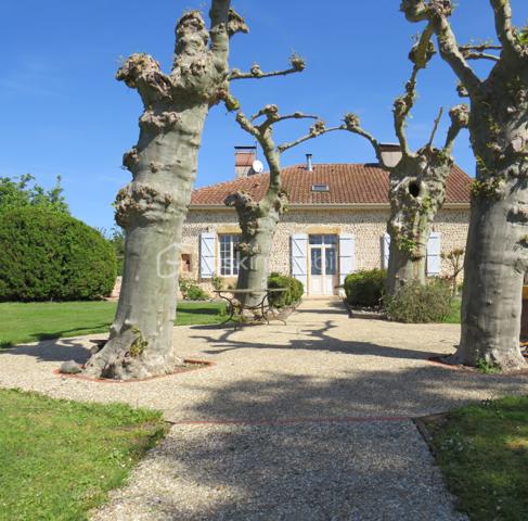(Dép.40 LANDES) Ancien presbytère en galets de l' Adour entièrement rénové avec gout et matériaux de qualité entre Aire-sur-l’Adour et Garlin.
Situé dans un environnement paisible face aux Pyrénées, cet ancien presbytère datant de 1900 saura vous séduire par ses beaux volumes, ses murs épais en galets de l'Adour et ses poutres apparentes qui allient le charme de l'ancien et le confort moderne.

Exposée plein sud, la maison se distingue par ses murs épais et son entretien irréprochable.
Elle se compose en Rez de Chaussée d'une belle entrée qui donne le ton avec une cuisine entièrement équipée ouverte sur le salon (ensemble de 80 m²) très lumineux avec accès sur la terrasse, une suite parentale de 28 m² (salle d'eau avec douche italienne, WC et dressing), un grand cellier buanderie et un second WC aux normes PMR.
A l'étage, un palier dessert deux grandes suites parentales de 25 m² et 26 m² (salle d’eau et WC privatifs) et une troisième chambre de 33 m² avec WC  qui en fait un bel espace pour une salle de jeux ou un espace nuit supplémentaire selon vos besoins.

Coté technique, tout y est avec un chauffage par PAC Air/eau (installation récente et sous garantie), une PAC Air/Air (climatisation réversible en RDC), un poêle à bois (14 KW) et une très belle cheminée à foyer ouvert dans le salon, eau chaude sanitaire branchée sur la PAC, fenêtres PVC double vitrage, fibre en place, combles isolés et alarme. Des panneaux solaires de 3 KW sont en place pour l'auto consommation, portes de garages et portail d'entrée à ouverture par commandes électriques.
Très bon DPE gratifié de la lettre C qui témoigne de son efficacité énergétique.

Un garage double avec dépendance, cave et local de chaudière de près de 90 m² complètent ces prestations.
Le terrain propice à la détente de près de 3000 m² clos et arboré avec sa terrasse, places de parking, chenil, terrain de pétanque et un puits sont à disposition.

Cette propriété bénéficie d'un environnement calme et reposant, tout en étant à seulement quelques minutes des commerces et services d'Aire sur Adour et de Garlin.

De plus, l'océan et les montagnes sont accessibles en moins de 1H30 de route, pour un parfait équilibre entre tranquillité et accessibilité.
Accès autoroute A65 à 5 kms et Aéroport de PAU à 30 min

Un véritable coup de cœur pour les amoureux de la campagne, de la vieille pierre et de l'authenticité landaise.

Alors prêt pour une visite !!!!!
Contacter Frédéric (BSK Immobilier) pour vous organiser cela.