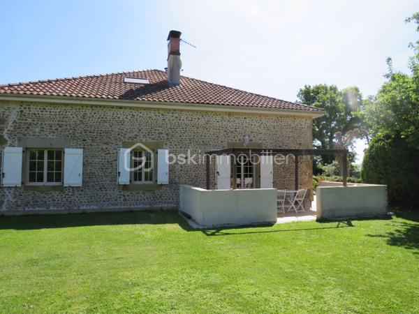 (Dép.40 LANDES) Ancien presbytère en galets de l' Adour entièrement rénové avec gout et matériaux de qualité entre Aire-sur-l’Adour et Garlin.
Situé dans un environnement paisible face aux Pyrénées, cet ancien presbytère datant de 1900 saura vous séduire par ses beaux volumes, ses murs épais en galets de l'Adour et ses poutres apparentes qui allient le charme de l'ancien et le confort moderne.

Exposée plein sud, la maison se distingue par ses murs épais et son entretien irréprochable.
Elle se compose en Rez de Chaussée d'une belle entrée qui donne le ton avec une cuisine entièrement équipée ouverte sur le salon (ensemble de 80 m²) très lumineux avec accès sur la terrasse, une suite parentale de 28 m² (salle d'eau avec douche italienne, WC et dressing), un grand cellier buanderie et un second WC aux normes PMR.
A l'étage, un palier dessert deux grandes suites parentales de 25 m² et 26 m² (salle d’eau et WC privatifs) et une troisième chambre de 33 m² avec WC  qui en fait un bel espace pour une salle de jeux ou un espace nuit supplémentaire selon vos besoins.

Coté technique, tout y est avec un chauffage par PAC Air/eau (installation récente et sous garantie), une PAC Air/Air (climatisation réversible en RDC), un poêle à bois (14 KW) et une très belle cheminée à foyer ouvert dans le salon, eau chaude sanitaire branchée sur la PAC, fenêtres PVC double vitrage, fibre en place, combles isolés et alarme. Des panneaux solaires de 3 KW sont en place pour l'auto consommation, portes de garages et portail d'entrée à ouverture par commandes électriques.
Très bon DPE gratifié de la lettre C qui témoigne de son efficacité énergétique.

Un garage double avec dépendance, cave et local de chaudière de près de 90 m² complètent ces prestations.
Le terrain propice à la détente de près de 3000 m² clos et arboré avec sa terrasse, places de parking, chenil, terrain de pétanque et un puits sont à disposition.

Cette propriété bénéficie d'un environnement calme et reposant, tout en étant à seulement quelques minutes des commerces et services d'Aire sur Adour et de Garlin.

De plus, l'océan et les montagnes sont accessibles en moins de 1H30 de route, pour un parfait équilibre entre tranquillité et accessibilité.
Accès autoroute A65 à 5 kms et Aéroport de PAU à 30 min

Un véritable coup de cœur pour les amoureux de la campagne, de la vieille pierre et de l'authenticité landaise.

Alors prêt pour une visite !!!!!
Contacter Frédéric (BSK Immobilier) pour vous organiser cela.