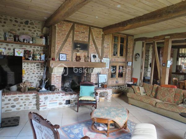 (Dép.40 LANDES) Ancien presbytère en galets de l' Adour entièrement rénové avec gout et matériaux de qualité entre Aire-sur-l’Adour et Garlin.
Situé dans un environnement paisible face aux Pyrénées, cet ancien presbytère datant de 1900 saura vous séduire par ses beaux volumes, ses murs épais en galets de l'Adour et ses poutres apparentes qui allient le charme de l'ancien et le confort moderne.

Exposée plein sud, la maison se distingue par ses murs épais et son entretien irréprochable.
Elle se compose en Rez de Chaussée d'une belle entrée qui donne le ton avec une cuisine entièrement équipée ouverte sur le salon (ensemble de 80 m²) très lumineux avec accès sur la terrasse, une suite parentale de 28 m² (salle d'eau avec douche italienne, WC et dressing), un grand cellier buanderie et un second WC aux normes PMR.
A l'étage, un palier dessert deux grandes suites parentales de 25 m² et 26 m² (salle d’eau et WC privatifs) et une troisième chambre de 33 m² avec WC  qui en fait un bel espace pour une salle de jeux ou un espace nuit supplémentaire selon vos besoins.

Coté technique, tout y est avec un chauffage par PAC Air/eau (installation récente et sous garantie), une PAC Air/Air (climatisation réversible en RDC), un poêle à bois (14 KW) et une très belle cheminée à foyer ouvert dans le salon, eau chaude sanitaire branchée sur la PAC, fenêtres PVC double vitrage, fibre en place, combles isolés et alarme. Des panneaux solaires de 3 KW sont en place pour l'auto consommation, portes de garages et portail d'entrée à ouverture par commandes électriques.
Très bon DPE gratifié de la lettre C qui témoigne de son efficacité énergétique.

Un garage double avec dépendance, cave et local de chaudière de près de 90 m² complètent ces prestations.
Le terrain propice à la détente de près de 3000 m² clos et arboré avec sa terrasse, places de parking, chenil, terrain de pétanque et un puits sont à disposition.

Cette propriété bénéficie d'un environnement calme et reposant, tout en étant à seulement quelques minutes des commerces et services d'Aire sur Adour et de Garlin.

De plus, l'océan et les montagnes sont accessibles en moins de 1H30 de route, pour un parfait équilibre entre tranquillité et accessibilité.
Accès autoroute A65 à 5 kms et Aéroport de PAU à 30 min

Un véritable coup de cœur pour les amoureux de la campagne, de la vieille pierre et de l'authenticité landaise.

Alors prêt pour une visite !!!!!
Contacter Frédéric (BSK Immobilier) pour vous organiser cela.