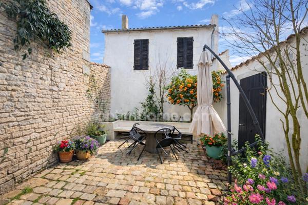 Charme & architecture – Maison de village en pierre au cœur du Bois-Plage-en-Ré