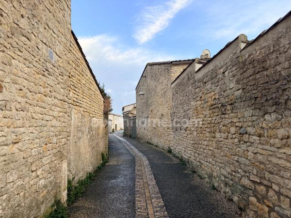 Charme & architecture – Maison de village en pierre au cœur du Bois-Plage-en-Ré