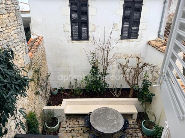 Charme & architecture – Maison de village en pierre au cœur du Bois-Plage-en-Ré