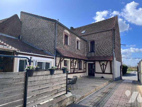 Découvrez cette charmante maison ancienne pleine de caractère, alliant authenticité et beaux vo...