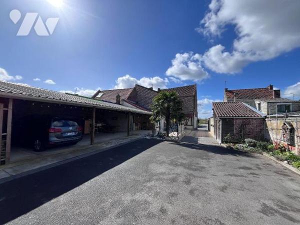 Découvrez cette charmante maison ancienne pleine de caractère, alliant authenticité et beaux vo...