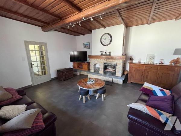 Découvrez cette charmante maison ancienne pleine de caractère, alliant authenticité et beaux vo...