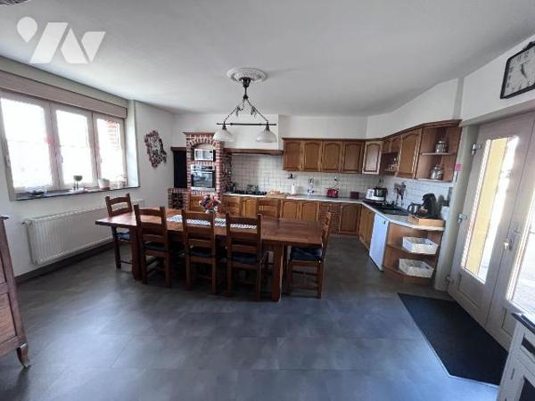 Découvrez cette charmante maison ancienne pleine de caractère, alliant authenticité et beaux vo...