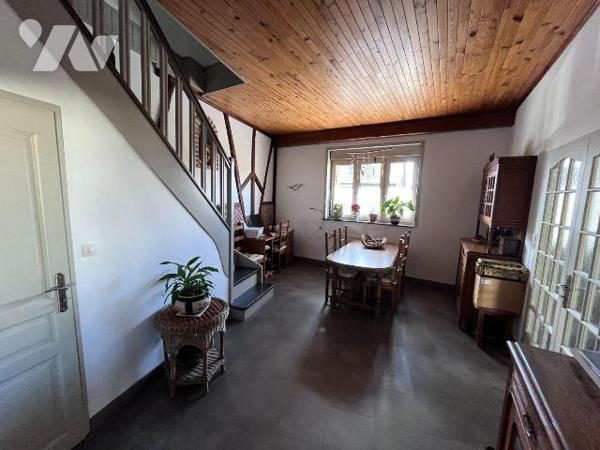 Découvrez cette charmante maison ancienne pleine de caractère, alliant authenticité et beaux vo...