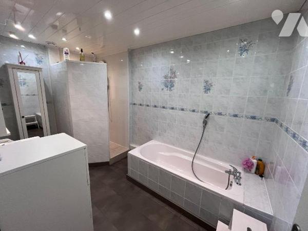 Découvrez cette charmante maison ancienne pleine de caractère, alliant authenticité et beaux vo...