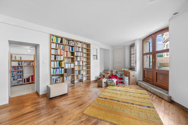 Gex (01170) Maison de ville - 5 chambres et local commercial