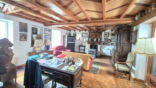 Proche de Gorron, maison en pierres comprenant :

Rez-de-jardin : véranda, cuisine aménagée a...