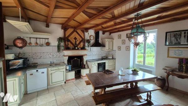 Proche de Gorron, maison en pierres comprenant :

Rez-de-jardin : véranda, cuisine aménagée a...