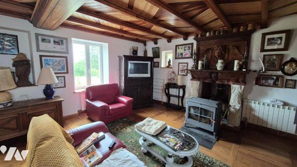 Proche de Gorron, maison en pierres comprenant :

Rez-de-jardin : véranda, cuisine aménagée a...