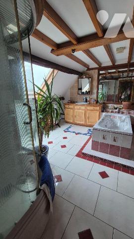 Proche de Gorron, maison en pierres comprenant :

Rez-de-jardin : véranda, cuisine aménagée a...