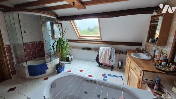 Proche de Gorron, maison en pierres comprenant :

Rez-de-jardin : véranda, cuisine aménagée a...