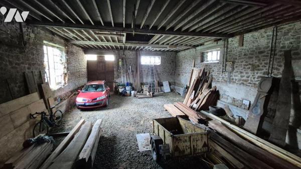 Proche de Gorron, maison en pierres comprenant :

Rez-de-jardin : véranda, cuisine aménagée a...