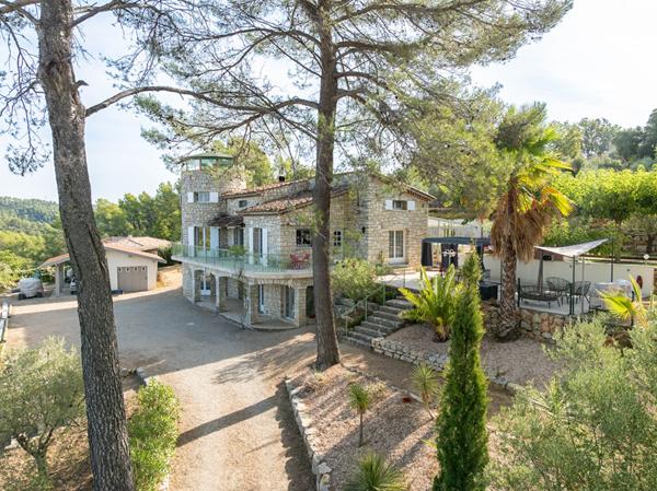 À VENDRE en EXCLUSIVITÉ à TRANS-EN-PROVENCE Maison en pierre 6 pièces 231 m² avec piscine