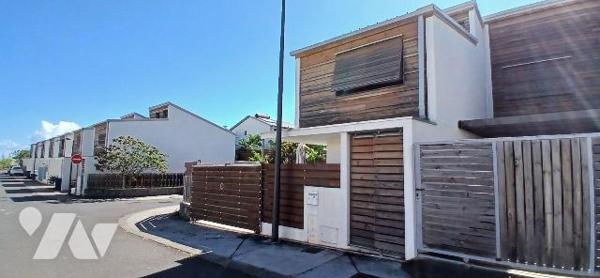 Bas de la Plaine Saint-Paul, à moins de 5 min de la quatre voies, jolie maison mitoyenne de 201...