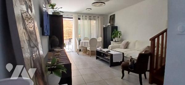 Bas de la Plaine Saint-Paul, à moins de 5 min de la quatre voies, jolie maison mitoyenne de 201...