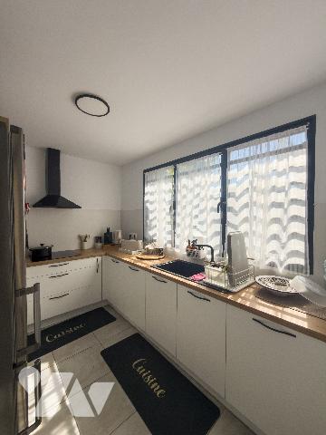 Bas de la Plaine Saint-Paul, à moins de 5 min de la quatre voies, jolie maison mitoyenne de 201...