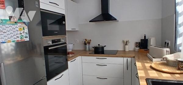 Bas de la Plaine Saint-Paul, à moins de 5 min de la quatre voies, jolie maison mitoyenne de 201...