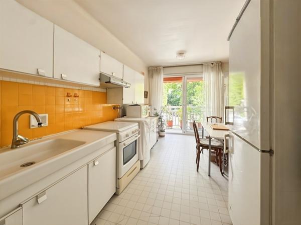 APPARTEMENT T4 AU CALME ABSOLU AVEC BALCON PROCHE CV HISTORIQUE