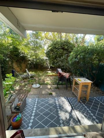 Grand T2 de 63 m² en rez de jardin avec place de parking, à Ste Anne