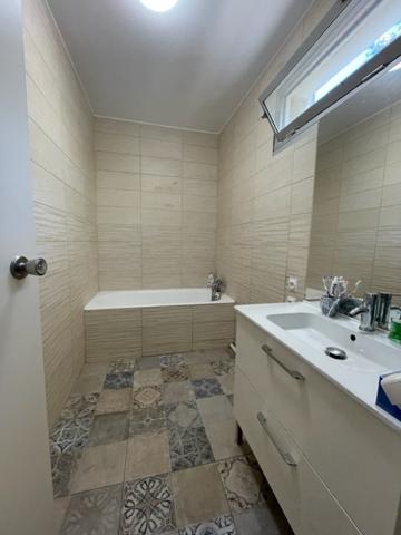 Grand T2 de 63 m² en rez de jardin avec place de parking, à Ste Anne