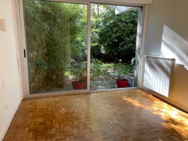Grand T2 de 63 m² en rez de jardin avec place de parking, à Ste Anne