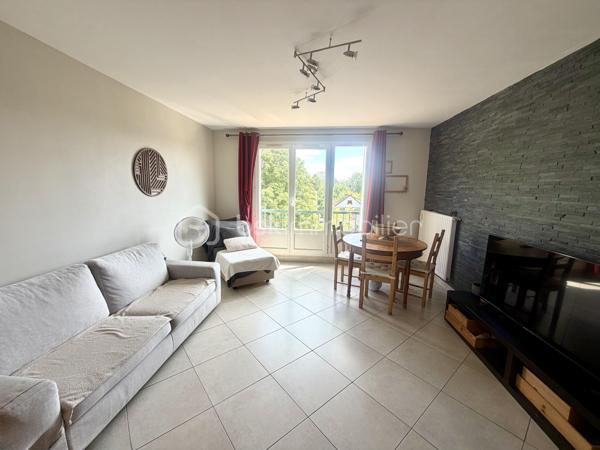 Idéalement situé à seulement 10 minutes à pied de la gare RER et du centre-ville, cet appartement T3 de 57 m² vous séduira par son emplacement de choix, alliant calme résidentiel et proximité immédiate des commodités.

Situé au 3ème et dernier étage d’une résidence sécurisée, il se compose d’une entrée, d’une cuisine aménagée et équipée, d’un séjour lumineux, de deux chambres, d’une salle d’eau et d’un WC indépendant.

Une place de stationnement aérienne et une cave viennent compléter ce bien, idéal pour un premier achat ou un investissement locatif.

Points forts :
	•	Résidence sécurisée
	•	Dernier étage
	•	Cuisine aménagée et équipée
	•	Place de stationnement aérienne + cave
	•	10 minutes à pied de la gare RER et du centre-ville