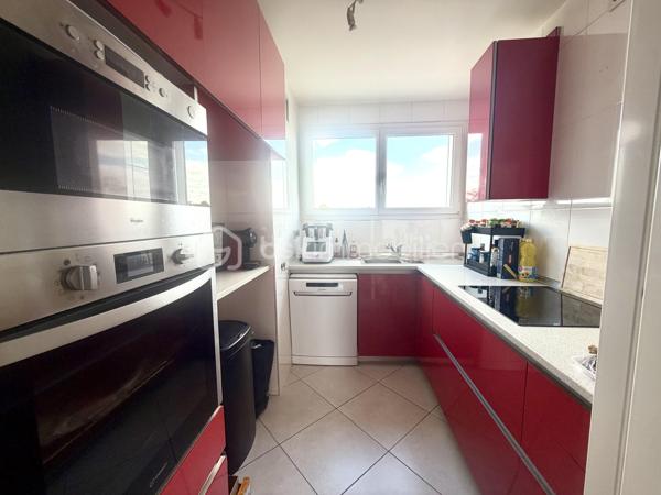 Idéalement situé à seulement 10 minutes à pied de la gare RER et du centre-ville, cet appartement T3 de 57 m² vous séduira par son emplacement de choix, alliant calme résidentiel et proximité immédiate des commodités.

Situé au 3ème et dernier étage d’une résidence sécurisée, il se compose d’une entrée, d’une cuisine aménagée et équipée, d’un séjour lumineux, de deux chambres, d’une salle d’eau et d’un WC indépendant.

Une place de stationnement aérienne et une cave viennent compléter ce bien, idéal pour un premier achat ou un investissement locatif.

Points forts :
	•	Résidence sécurisée
	•	Dernier étage
	•	Cuisine aménagée et équipée
	•	Place de stationnement aérienne + cave
	•	10 minutes à pied de la gare RER et du centre-ville