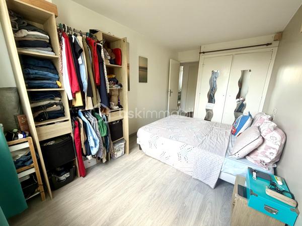 Idéalement situé à seulement 10 minutes à pied de la gare RER et du centre-ville, cet appartement T3 de 57 m² vous séduira par son emplacement de choix, alliant calme résidentiel et proximité immédiate des commodités.

Situé au 3ème et dernier étage d’une résidence sécurisée, il se compose d’une entrée, d’une cuisine aménagée et équipée, d’un séjour lumineux, de deux chambres, d’une salle d’eau et d’un WC indépendant.

Une place de stationnement aérienne et une cave viennent compléter ce bien, idéal pour un premier achat ou un investissement locatif.

Points forts :
	•	Résidence sécurisée
	•	Dernier étage
	•	Cuisine aménagée et équipée
	•	Place de stationnement aérienne + cave
	•	10 minutes à pied de la gare RER et du centre-ville