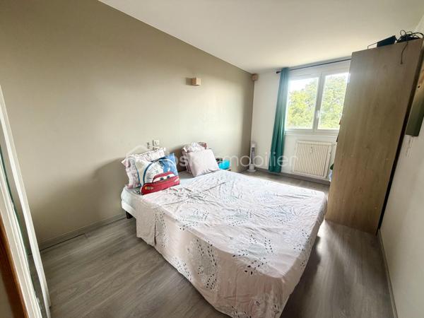 Idéalement situé à seulement 10 minutes à pied de la gare RER et du centre-ville, cet appartement T3 de 57 m² vous séduira par son emplacement de choix, alliant calme résidentiel et proximité immédiate des commodités.

Situé au 3ème et dernier étage d’une résidence sécurisée, il se compose d’une entrée, d’une cuisine aménagée et équipée, d’un séjour lumineux, de deux chambres, d’une salle d’eau et d’un WC indépendant.

Une place de stationnement aérienne et une cave viennent compléter ce bien, idéal pour un premier achat ou un investissement locatif.

Points forts :
	•	Résidence sécurisée
	•	Dernier étage
	•	Cuisine aménagée et équipée
	•	Place de stationnement aérienne + cave
	•	10 minutes à pied de la gare RER et du centre-ville