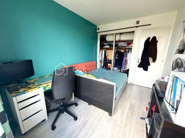 Idéalement situé à seulement 10 minutes à pied de la gare RER et du centre-ville, cet appartement T3 de 57 m² vous séduira par son emplacement de choix, alliant calme résidentiel et proximité immédiate des commodités.

Situé au 3ème et dernier étage d’une résidence sécurisée, il se compose d’une entrée, d’une cuisine aménagée et équipée, d’un séjour lumineux, de deux chambres, d’une salle d’eau et d’un WC indépendant.

Une place de stationnement aérienne et une cave viennent compléter ce bien, idéal pour un premier achat ou un investissement locatif.

Points forts :
	•	Résidence sécurisée
	•	Dernier étage
	•	Cuisine aménagée et équipée
	•	Place de stationnement aérienne + cave
	•	10 minutes à pied de la gare RER et du centre-ville