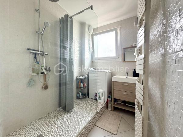 Idéalement situé à seulement 10 minutes à pied de la gare RER et du centre-ville, cet appartement T3 de 57 m² vous séduira par son emplacement de choix, alliant calme résidentiel et proximité immédiate des commodités.

Situé au 3ème et dernier étage d’une résidence sécurisée, il se compose d’une entrée, d’une cuisine aménagée et équipée, d’un séjour lumineux, de deux chambres, d’une salle d’eau et d’un WC indépendant.

Une place de stationnement aérienne et une cave viennent compléter ce bien, idéal pour un premier achat ou un investissement locatif.

Points forts :
	•	Résidence sécurisée
	•	Dernier étage
	•	Cuisine aménagée et équipée
	•	Place de stationnement aérienne + cave
	•	10 minutes à pied de la gare RER et du centre-ville