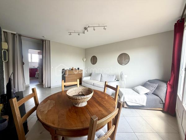 Idéalement situé à seulement 10 minutes à pied de la gare RER et du centre-ville, cet appartement T3 de 57 m² vous séduira par son emplacement de choix, alliant calme résidentiel et proximité immédiate des commodités.

Situé au 3ème et dernier étage d’une résidence sécurisée, il se compose d’une entrée, d’une cuisine aménagée et équipée, d’un séjour lumineux, de deux chambres, d’une salle d’eau et d’un WC indépendant.

Une place de stationnement aérienne et une cave viennent compléter ce bien, idéal pour un premier achat ou un investissement locatif.

Points forts :
	•	Résidence sécurisée
	•	Dernier étage
	•	Cuisine aménagée et équipée
	•	Place de stationnement aérienne + cave
	•	10 minutes à pied de la gare RER et du centre-ville