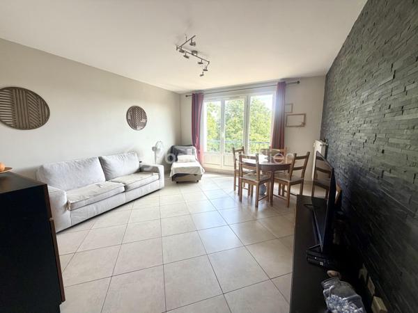 Idéalement situé à seulement 10 minutes à pied de la gare RER et du centre-ville, cet appartement T3 de 57 m² vous séduira par son emplacement de choix, alliant calme résidentiel et proximité immédiate des commodités.

Situé au 3ème et dernier étage d’une résidence sécurisée, il se compose d’une entrée, d’une cuisine aménagée et équipée, d’un séjour lumineux, de deux chambres, d’une salle d’eau et d’un WC indépendant.

Une place de stationnement aérienne et une cave viennent compléter ce bien, idéal pour un premier achat ou un investissement locatif.

Points forts :
	•	Résidence sécurisée
	•	Dernier étage
	•	Cuisine aménagée et équipée
	•	Place de stationnement aérienne + cave
	•	10 minutes à pied de la gare RER et du centre-ville