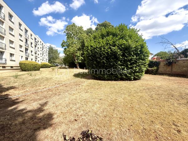 Idéalement situé à seulement 10 minutes à pied de la gare RER et du centre-ville, cet appartement T3 de 57 m² vous séduira par son emplacement de choix, alliant calme résidentiel et proximité immédiate des commodités.

Situé au 3ème et dernier étage d’une résidence sécurisée, il se compose d’une entrée, d’une cuisine aménagée et équipée, d’un séjour lumineux, de deux chambres, d’une salle d’eau et d’un WC indépendant.

Une place de stationnement aérienne et une cave viennent compléter ce bien, idéal pour un premier achat ou un investissement locatif.

Points forts :
	•	Résidence sécurisée
	•	Dernier étage
	•	Cuisine aménagée et équipée
	•	Place de stationnement aérienne + cave
	•	10 minutes à pied de la gare RER et du centre-ville