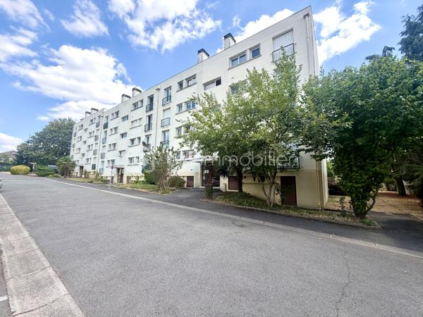 Idéalement situé à seulement 10 minutes à pied de la gare RER et du centre-ville, cet appartement T3 de 57 m² vous séduira par son emplacement de choix, alliant calme résidentiel et proximité immédiate des commodités.

Situé au 3ème et dernier étage d’une résidence sécurisée, il se compose d’une entrée, d’une cuisine aménagée et équipée, d’un séjour lumineux, de deux chambres, d’une salle d’eau et d’un WC indépendant.

Une place de stationnement aérienne et une cave viennent compléter ce bien, idéal pour un premier achat ou un investissement locatif.

Points forts :
	•	Résidence sécurisée
	•	Dernier étage
	•	Cuisine aménagée et équipée
	•	Place de stationnement aérienne + cave
	•	10 minutes à pied de la gare RER et du centre-ville