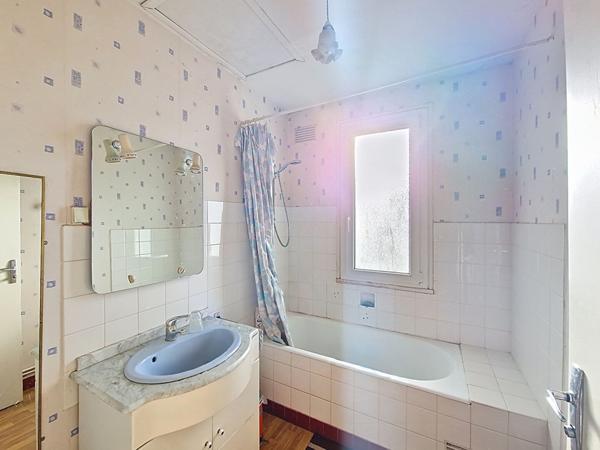 Maison familiale située au coeur de Doue En Anjou .