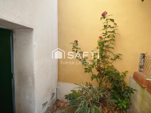 Maison avec grand garage et extérieurs