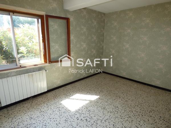 Maison avec grand garage et extérieurs