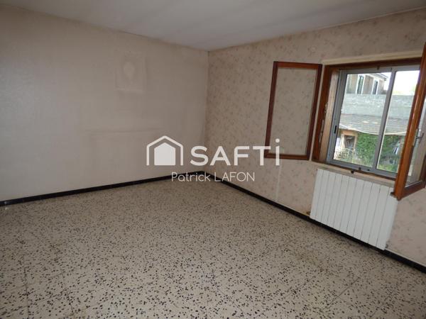 Maison avec grand garage et extérieurs