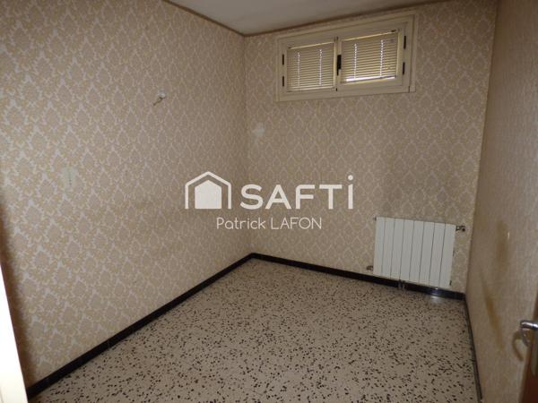 Maison avec grand garage et extérieurs