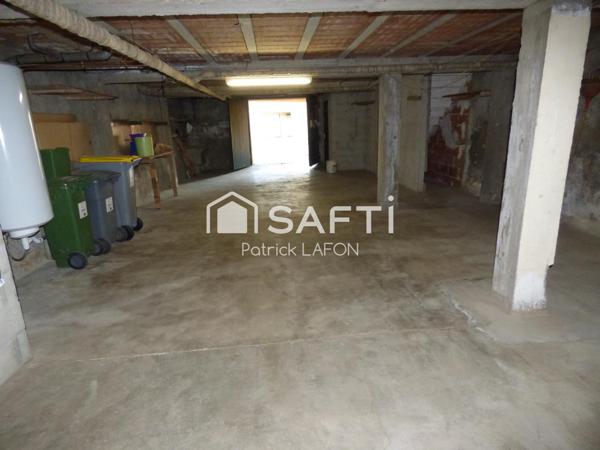 Maison avec grand garage et extérieurs