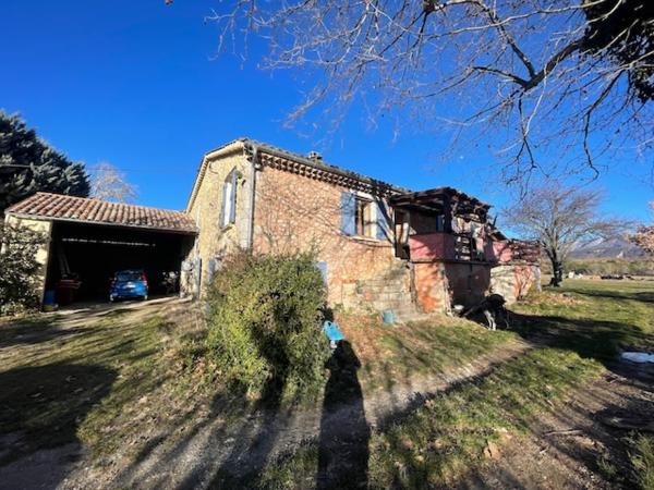MAISON DE CAMPAGNE DE 265m2 SUR 9000m2 DE TERRAIN