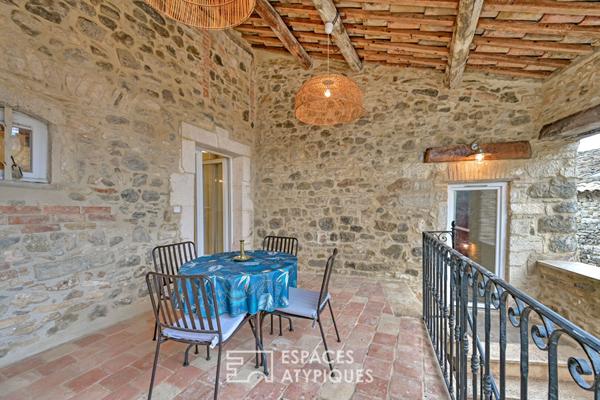 Maison de village singulière avec cour, terrasses et garage