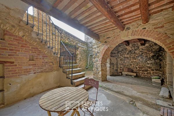Maison de village singulière avec cour, terrasses et garage