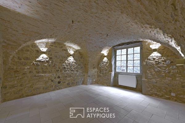 Maison de village singulière avec cour, terrasses et garage