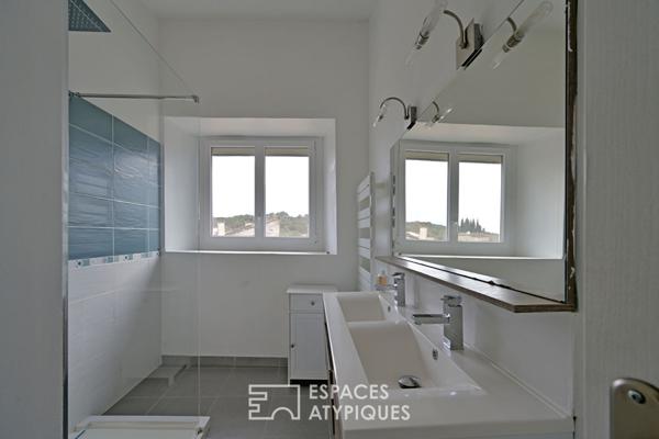 Maison de village singulière avec cour, terrasses et garage